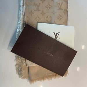 Monogram LV shawl gold